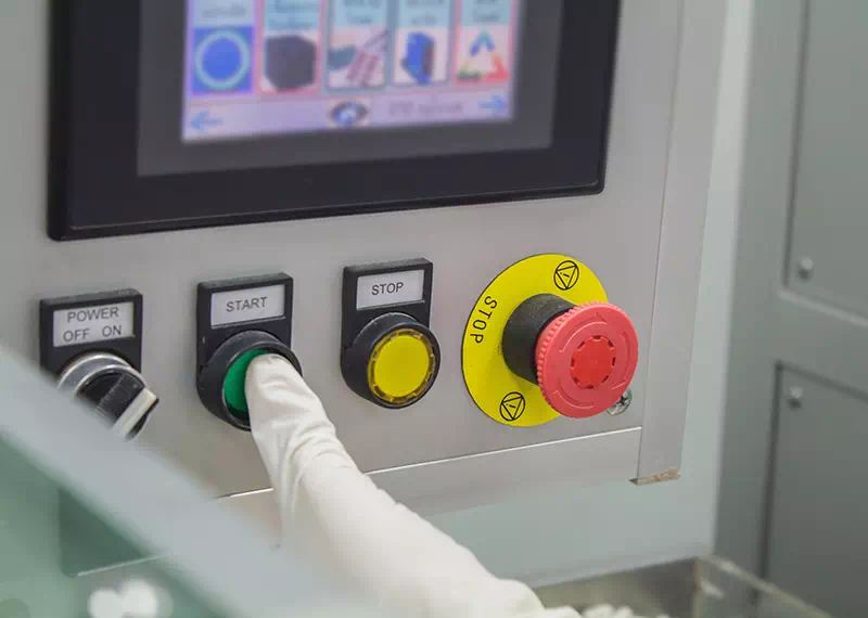 Controllo tasti macchinario da laboratorio