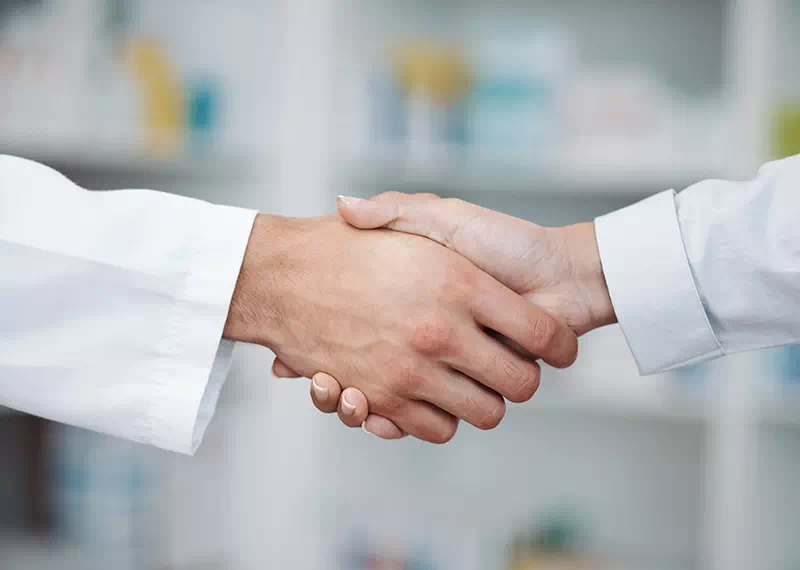 Stretta di mano per accordo manutenzione